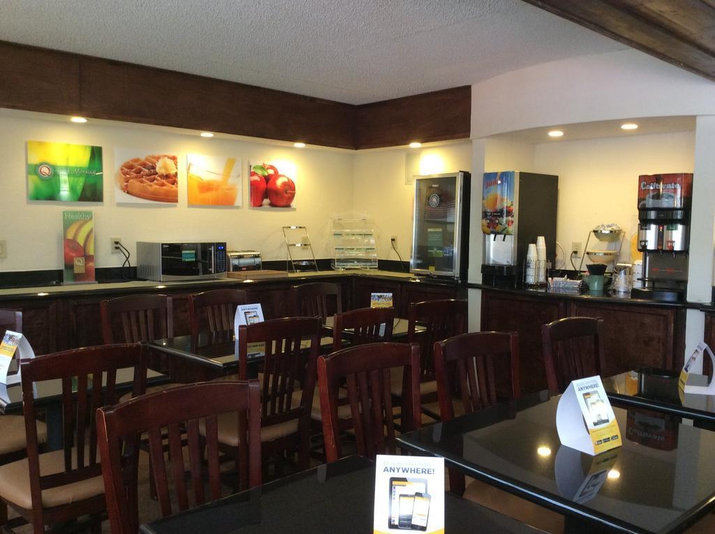 竞技场品质套房假日酒店 格林斯伯勒 外观 照片
